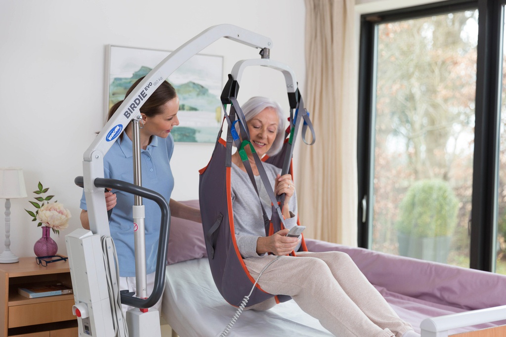 passieve-elektrische-tillift-op-wielen-invacare-birdie-evo-zorgpunt